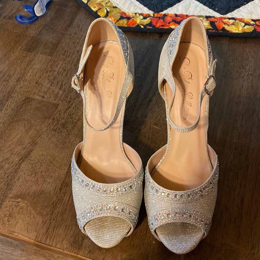 De Blossom Collection 4” high heels silver in color